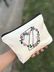 Ručno vezeni neseser s personalizovanim monogramom — minijatura 1