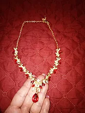  Elegantna Statement ogrlica u zlatnoj boji – Kraljevsko crveni kristali — minijatura 1