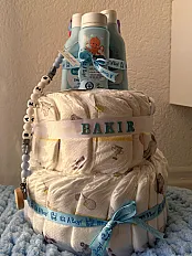 Elegantna Torta od Pelena s Baby Poklon Setom + Vezica za dudu — minijatura 1