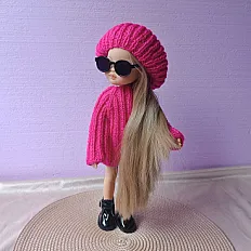 Set odjeće za lutke Paola Reina - pletena pink haljina i kapa — minijatura 1