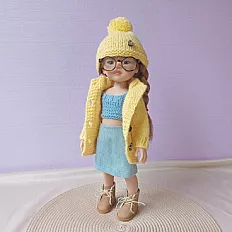 Set odjeće za lutke Paola Reina - dugi žuti džemper i jeans suknja — minijatura 1