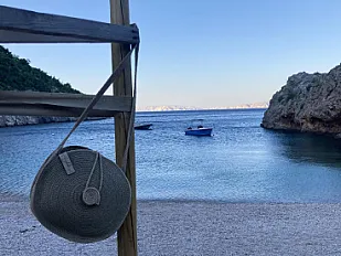 Mala okrugla torba od jutanog kanapa prošarana sa zelenom rafijom — minijatura 5