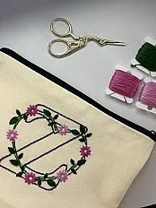 Ručno vezeni neseser s personalizovanim monogramom — minijatura 3