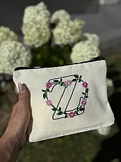 Ručno vezeni neseser s personalizovanim monogramom — minijatura 4
