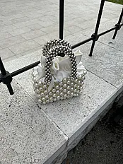 Prljavo bijelo-srebrena biserna torbica — minijatura 4