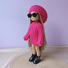 Set odjeće za lutke Paola Reina - pletena pink haljina i kapa — minijatura 3