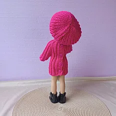 Set odjeće za lutke Paola Reina - pletena pink haljina i kapa — minijatura 4